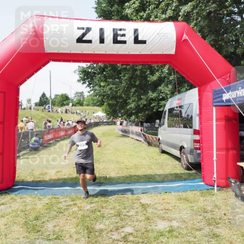 21.06.2025 - 27. Vierlanden-Triathlon MichiJ http://msf.ph/oto/8023711 15.06.2026 11:48:18 Ziel 295 meine-sportfotos.de