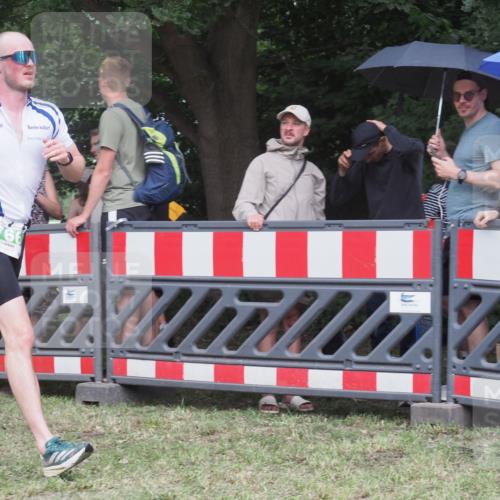21.06.2025 - 27. Vierlanden-Triathlon KatJ http://msf.ph/oto/8023715 15.06.2025 13:25:04 Ziel 766 meine-sportfotos.de