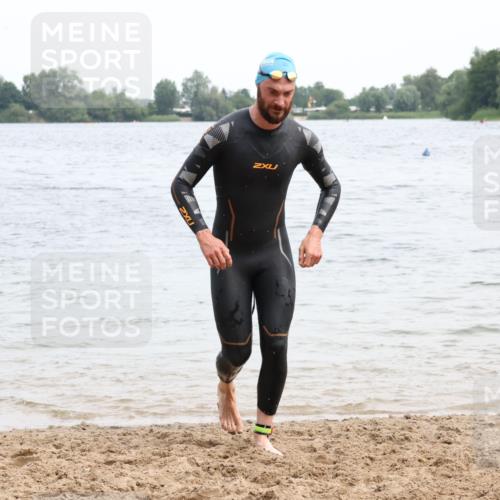 15.06.2025 - 27. Vierlanden-Triathlon Lena Gebhardt http://msf.ph/oto/8023718 15.06.2025 10:53:57 Schwimmen 650, 726, 757 meine-sportfotos.de