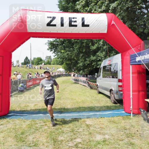21.06.2025 - 27. Vierlanden-Triathlon MichiJ http://msf.ph/oto/8023721 15.06.2026 11:48:18 Ziel 295 meine-sportfotos.de