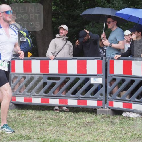 21.06.2025 - 27. Vierlanden-Triathlon KatJ http://msf.ph/oto/8023723 15.06.2025 13:25:04 Ziel 766 meine-sportfotos.de