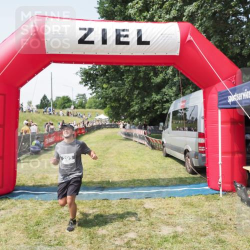 21.06.2025 - 27. Vierlanden-Triathlon MichiJ http://msf.ph/oto/8023741 15.06.2026 11:48:19 Ziel 295 meine-sportfotos.de