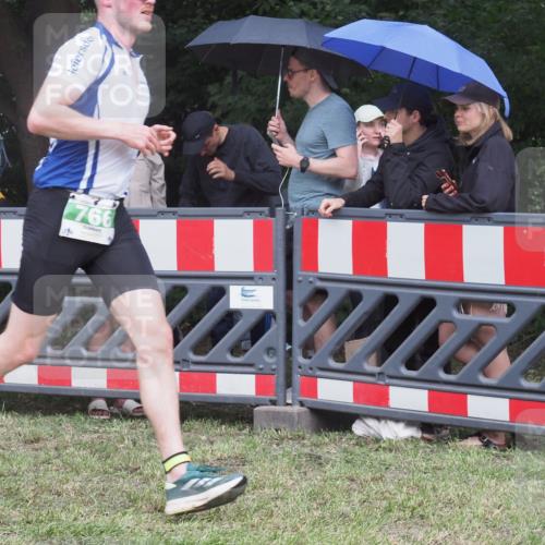 21.06.2025 - 27. Vierlanden-Triathlon KatJ http://msf.ph/oto/8023743 15.06.2025 13:25:04 Ziel 766 meine-sportfotos.de