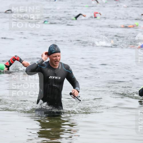 15.06.2025 - 27. Vierlanden-Triathlon Lena Gebhardt http://msf.ph/oto/8023761 15.06.2025 10:54:27 Schwimmen 715, 749 meine-sportfotos.de