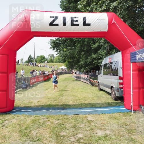 21.06.2025 - 27. Vierlanden-Triathlon MichiJ http://msf.ph/oto/8023767 15.06.2026 11:49:19 Ziel 501 meine-sportfotos.de
