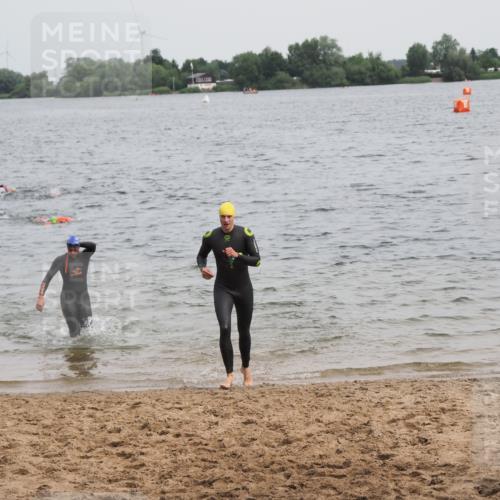 21.06.2025 - 27. Vierlanden-Triathlon MichiJ http://msf.ph/oto/8023784 15.06.2026 10:54:53 Schwimmen 677, 744, 761 meine-sportfotos.de