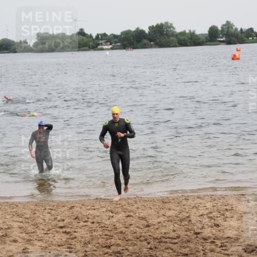 21.06.2025 - 27. Vierlanden-Triathlon MichiJ http://msf.ph/oto/8023788 15.06.2026 10:54:53 Schwimmen 677, 744, 761 meine-sportfotos.de