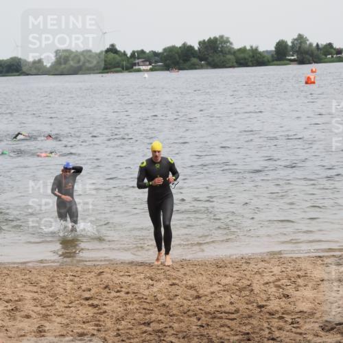 21.06.2025 - 27. Vierlanden-Triathlon MichiJ http://msf.ph/oto/8023793 15.06.2026 10:54:54 Schwimmen 677, 735, 744, 761 meine-sportfotos.de