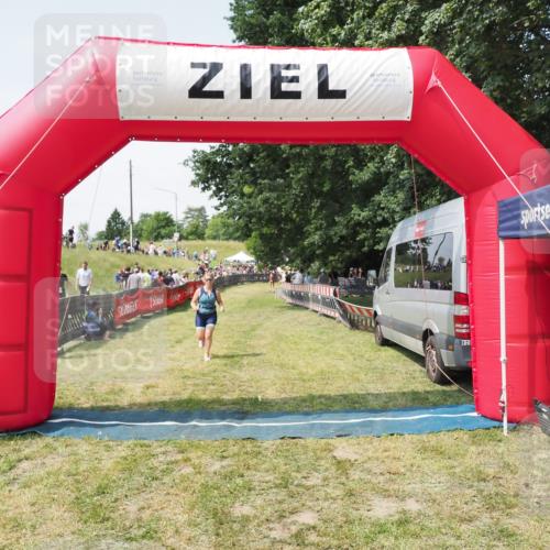 21.06.2025 - 27. Vierlanden-Triathlon MichiJ http://msf.ph/oto/8023794 15.06.2026 11:49:19 Ziel 501 meine-sportfotos.de
