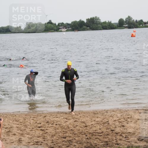 21.06.2025 - 27. Vierlanden-Triathlon MichiJ http://msf.ph/oto/8023796 15.06.2026 10:54:54 Schwimmen 677, 735, 744, 761 meine-sportfotos.de