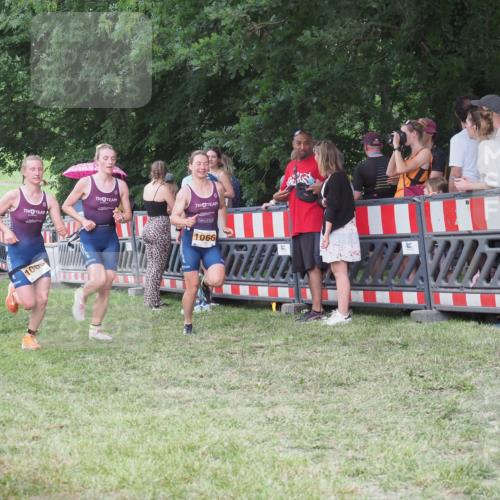 21.06.2025 - 27. Vierlanden-Triathlon KatJ http://msf.ph/oto/8023797 15.06.2025 13:25:16 Ziel 658, 1065, 1066, 1067 meine-sportfotos.de
