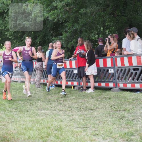 21.06.2025 - 27. Vierlanden-Triathlon KatJ http://msf.ph/oto/8023803 15.06.2025 13:25:16 Ziel 658, 1065, 1066, 1067 meine-sportfotos.de