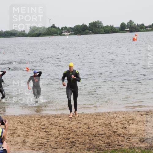 21.06.2025 - 27. Vierlanden-Triathlon MichiJ http://msf.ph/oto/8023806 15.06.2026 10:54:54 Schwimmen 677, 735, 744, 761 meine-sportfotos.de