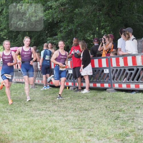 21.06.2025 - 27. Vierlanden-Triathlon KatJ http://msf.ph/oto/8023808 15.06.2025 13:25:16 Ziel 658, 1065, 1066, 1067 meine-sportfotos.de