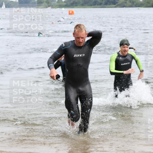 15.06.2025 - 27. Vierlanden-Triathlon Lena Gebhardt http://msf.ph/oto/8023810 15.06.2025 10:54:32 Schwimmen 695, 715, 749 meine-sportfotos.de