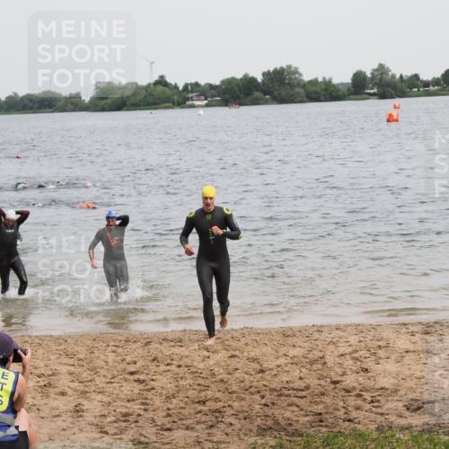 21.06.2025 - 27. Vierlanden-Triathlon MichiJ http://msf.ph/oto/8023812 15.06.2026 10:54:54 Schwimmen 677, 735, 744, 761 meine-sportfotos.de