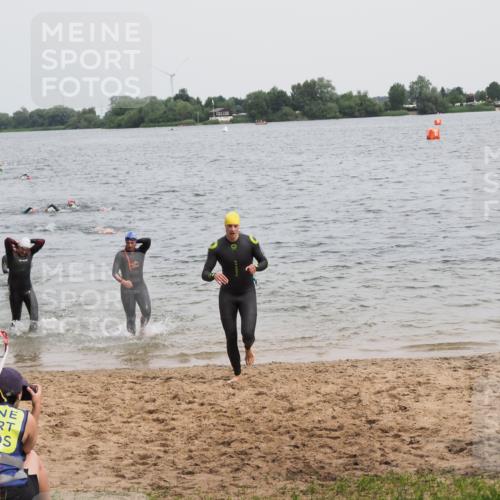 21.06.2025 - 27. Vierlanden-Triathlon MichiJ http://msf.ph/oto/8023814 15.06.2026 10:54:54 Schwimmen 677, 735, 744, 761 meine-sportfotos.de