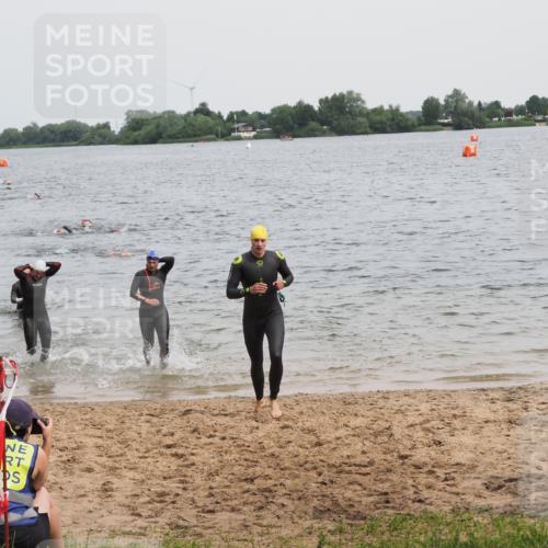 21.06.2025 - 27. Vierlanden-Triathlon MichiJ http://msf.ph/oto/8023820 15.06.2026 10:54:54 Schwimmen 677, 735, 744, 761 meine-sportfotos.de