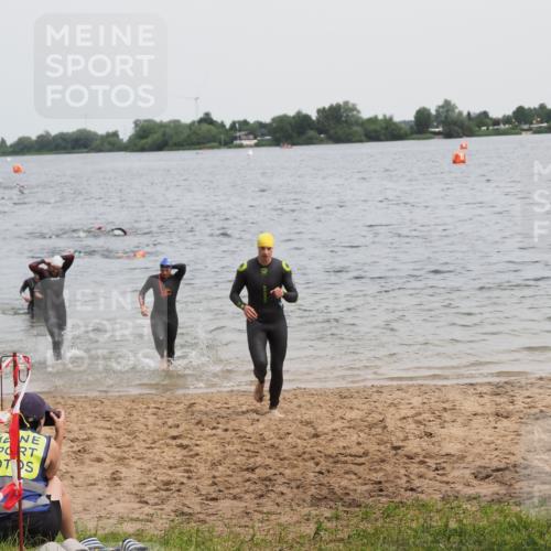 21.06.2025 - 27. Vierlanden-Triathlon MichiJ http://msf.ph/oto/8023824 15.06.2026 10:54:55 Schwimmen 677, 735, 744, 761 meine-sportfotos.de