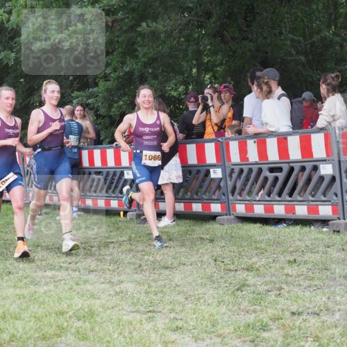 21.06.2025 - 27. Vierlanden-Triathlon KatJ http://msf.ph/oto/8023827 15.06.2025 13:25:16 Ziel 658, 1065, 1066, 1067 meine-sportfotos.de