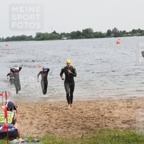 21.06.2025 - 27. Vierlanden-Triathlon MichiJ http://msf.ph/oto/8023828 15.06.2026 10:54:55 Schwimmen 677, 735, 744, 761 meine-sportfotos.de