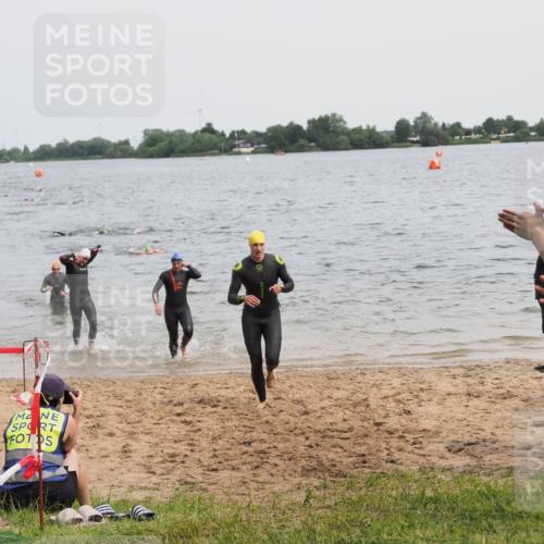 21.06.2025 - 27. Vierlanden-Triathlon MichiJ http://msf.ph/oto/8023832 15.06.2026 10:54:55 Schwimmen 677, 735, 744, 761 meine-sportfotos.de