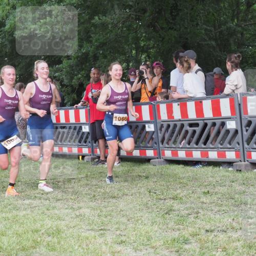 21.06.2025 - 27. Vierlanden-Triathlon KatJ http://msf.ph/oto/8023835 15.06.2025 13:25:16 Ziel 658, 1065, 1066, 1067 meine-sportfotos.de