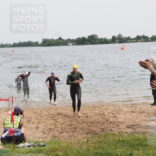 21.06.2025 - 27. Vierlanden-Triathlon MichiJ http://msf.ph/oto/8023837 15.06.2026 10:54:55 Schwimmen 677, 735, 744, 761 meine-sportfotos.de