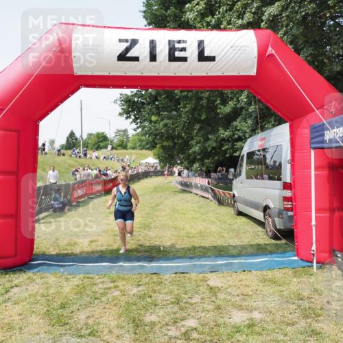 21.06.2025 - 27. Vierlanden-Triathlon MichiJ http://msf.ph/oto/8023838 15.06.2026 11:49:20 Ziel 501 meine-sportfotos.de