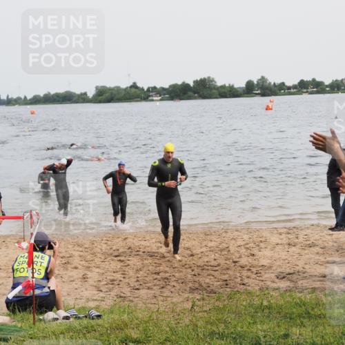 21.06.2025 - 27. Vierlanden-Triathlon MichiJ http://msf.ph/oto/8023842 15.06.2026 10:54:55 Schwimmen 677, 735, 744, 761 meine-sportfotos.de