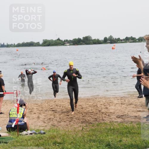 21.06.2025 - 27. Vierlanden-Triathlon MichiJ http://msf.ph/oto/8023850 15.06.2026 10:54:56 Schwimmen 677, 735, 744, 761 meine-sportfotos.de