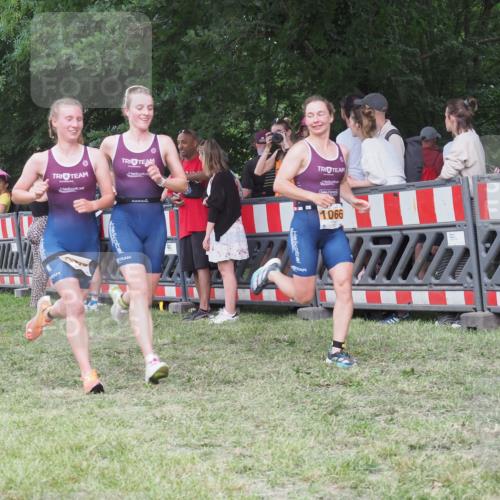 21.06.2025 - 27. Vierlanden-Triathlon KatJ http://msf.ph/oto/8023851 15.06.2025 13:25:17 Ziel 658, 1065, 1066, 1067 meine-sportfotos.de