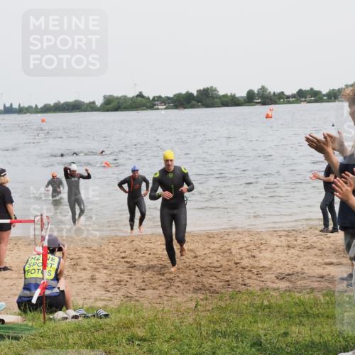 21.06.2025 - 27. Vierlanden-Triathlon MichiJ http://msf.ph/oto/8023853 15.06.2026 10:54:56 Schwimmen 677, 735, 744, 761 meine-sportfotos.de