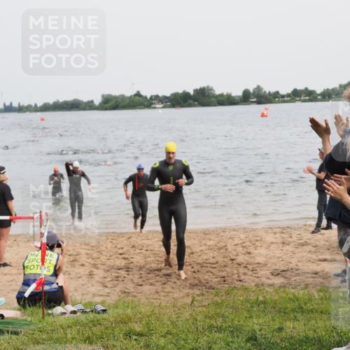 21.06.2025 - 27. Vierlanden-Triathlon MichiJ http://msf.ph/oto/8023860 15.06.2026 10:54:56 Schwimmen 677, 735, 744, 761 meine-sportfotos.de