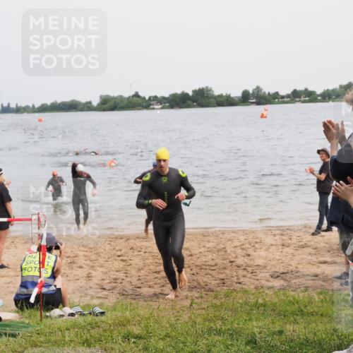 21.06.2025 - 27. Vierlanden-Triathlon MichiJ http://msf.ph/oto/8023862 15.06.2026 10:54:56 Schwimmen 677, 735, 744, 761 meine-sportfotos.de