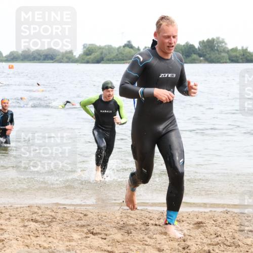 15.06.2025 - 27. Vierlanden-Triathlon Lena Gebhardt http://msf.ph/oto/8023863 15.06.2025 10:54:34 Schwimmen 695, 713, 715, 749 meine-sportfotos.de