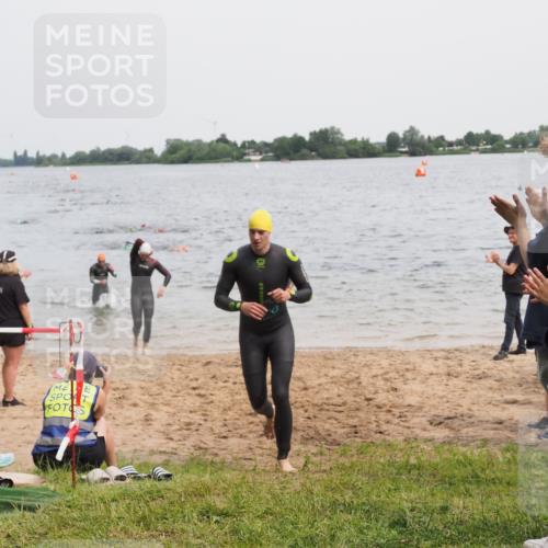 21.06.2025 - 27. Vierlanden-Triathlon MichiJ http://msf.ph/oto/8023869 15.06.2026 10:54:57 Schwimmen 677, 735, 744, 761 meine-sportfotos.de