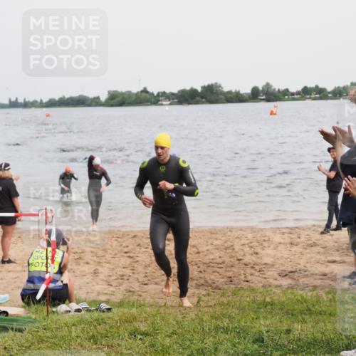 21.06.2025 - 27. Vierlanden-Triathlon MichiJ http://msf.ph/oto/8023871 15.06.2026 10:54:57 Schwimmen 677, 735, 744, 761 meine-sportfotos.de