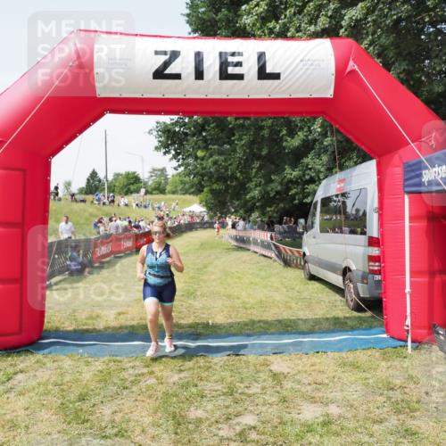 21.06.2025 - 27. Vierlanden-Triathlon MichiJ http://msf.ph/oto/8023874 15.06.2026 11:49:21 Ziel 501 meine-sportfotos.de