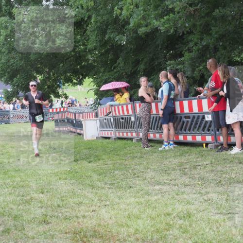 21.06.2025 - 27. Vierlanden-Triathlon KatJ http://msf.ph/oto/8023875 15.06.2025 13:25:19 Ziel 658 meine-sportfotos.de