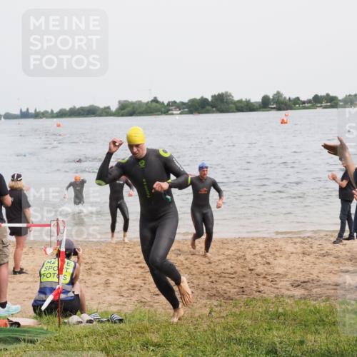 21.06.2025 - 27. Vierlanden-Triathlon MichiJ http://msf.ph/oto/8023882 15.06.2026 10:54:57 Schwimmen 677, 735, 744, 761 meine-sportfotos.de