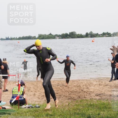 21.06.2025 - 27. Vierlanden-Triathlon MichiJ http://msf.ph/oto/8023885 15.06.2026 10:54:57 Schwimmen 677, 735, 744, 761 meine-sportfotos.de