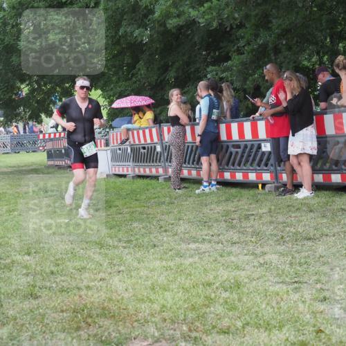 21.06.2025 - 27. Vierlanden-Triathlon KatJ http://msf.ph/oto/8023886 15.06.2025 13:25:20 Ziel 658 meine-sportfotos.de