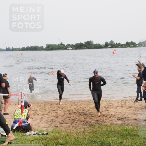 21.06.2025 - 27. Vierlanden-Triathlon MichiJ http://msf.ph/oto/8023892 15.06.2026 10:54:58 Schwimmen 677, 735, 744, 761 meine-sportfotos.de