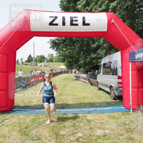 21.06.2025 - 27. Vierlanden-Triathlon MichiJ http://msf.ph/oto/8023894 15.06.2026 11:49:21 Ziel 501 meine-sportfotos.de