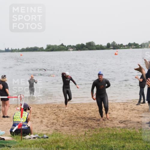 21.06.2025 - 27. Vierlanden-Triathlon MichiJ http://msf.ph/oto/8023898 15.06.2026 10:54:58 Schwimmen 677, 735, 744, 761 meine-sportfotos.de