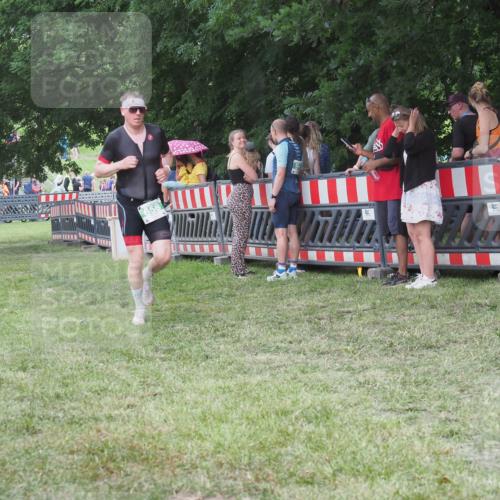 21.06.2025 - 27. Vierlanden-Triathlon KatJ http://msf.ph/oto/8023910 15.06.2025 13:25:20 Ziel 658 meine-sportfotos.de