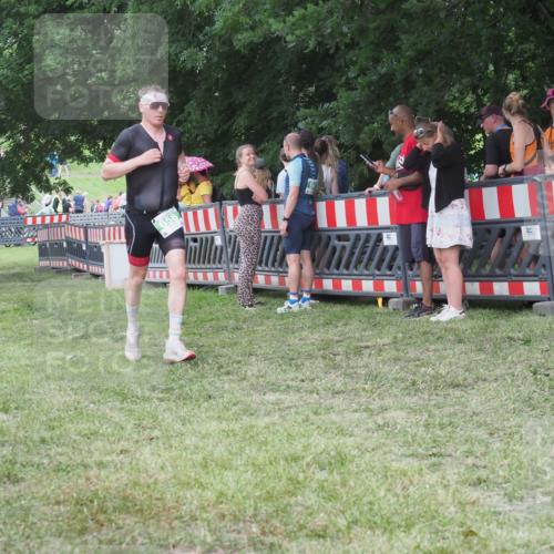 21.06.2025 - 27. Vierlanden-Triathlon KatJ http://msf.ph/oto/8023919 15.06.2025 13:25:21 Ziel 658 meine-sportfotos.de