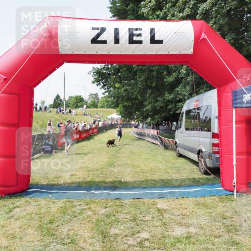 21.06.2025 - 27. Vierlanden-Triathlon MichiJ http://msf.ph/oto/8023921 15.06.2026 11:50:13 Ziel 485 meine-sportfotos.de