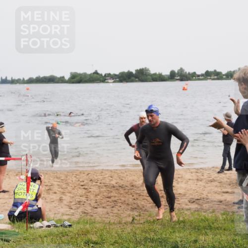 21.06.2025 - 27. Vierlanden-Triathlon MichiJ http://msf.ph/oto/8023922 15.06.2026 10:54:59 Schwimmen 677, 735, 744, 761 meine-sportfotos.de